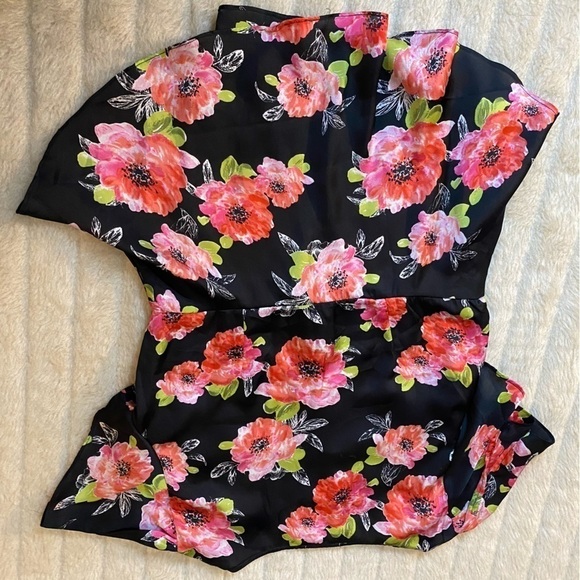 IT Girl Floral Top cut out/ open front - Picture 4 of 7